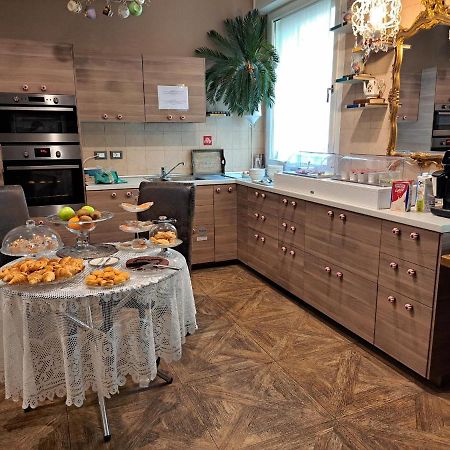 051 Room & Breakfast Bologna Bagian luar foto