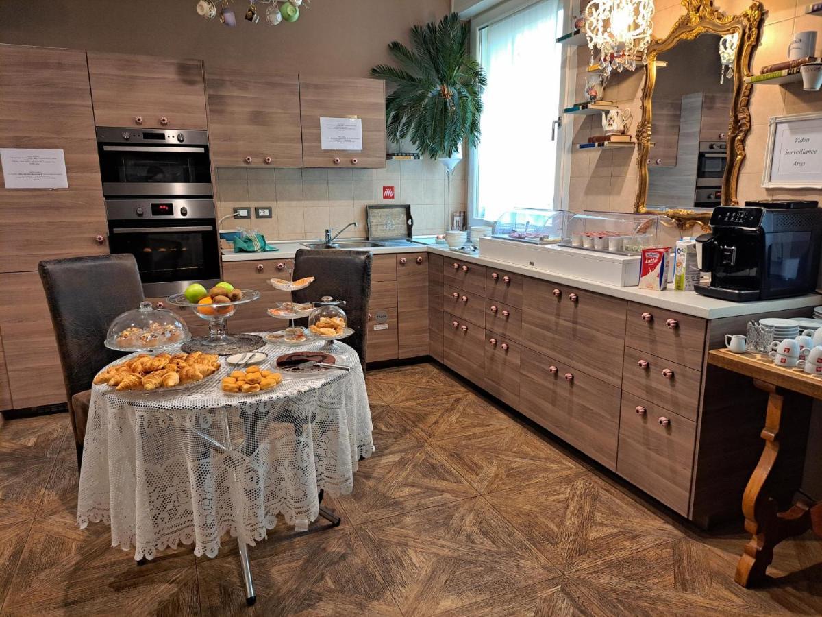 051 Room & Breakfast Bologna Bagian luar foto